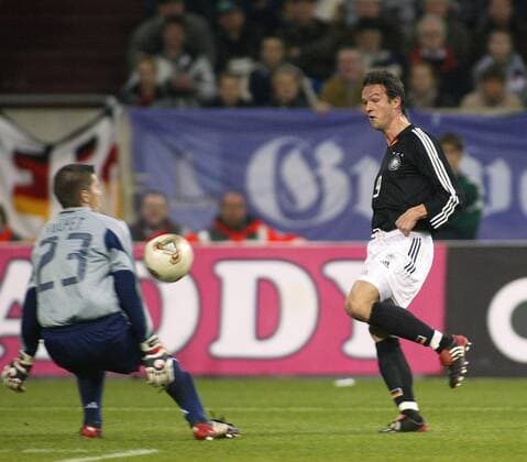Fredi Bobic (Deutschland) scheitert an Torwart Gregory Coupet (Frankreich) Fußball Länderspiel Herren Freundschaftsspiel 2003, Nationalmannschaft, Nationalteam, Nationaltrikot, Länderspiel, Gruppe Gelsenkirchen Dynamik,
