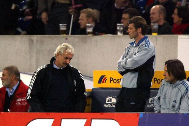 Teamchef Rudi Völler (li.), Bundestrainer Michael Skibbe und Mannschaftsarzt Dr. Hans-Wilhelm Müller-Wohlfahrt (alle Deutschland) enttäuscht Fußball Länderspiel Herren Freundschaftsspiel 2003, Nationalmannschaft, Nationalteam, Nationaltrikot, Länderspiel Gruppe Test, Testspiel Gelsenkirchen Enttäuschung,