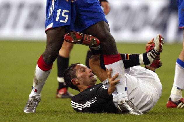 Kevin Kuranyi (Deutschland) hat sich an einem französischen Gegenspieler verfangen Fußball Länderspiel Herren Freundschaftsspiel 2003, Nationalmannschaft, Nationalteam, Nationaltrikot, Länderspiel Gruppe Test, Testspiel Gelsenkirchen