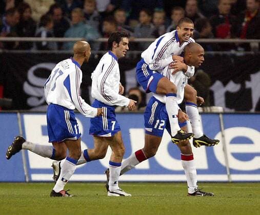 Torjubel Frankreich, v. re.: Thierry Henry, David Trezeguet, Robert Pires und Olivier Dacourt Fußball Länderspiel Herren Freundschaftsspiel 2003, Nationalmannschaft, Nationalteam, Nationaltrikot, Länderspiel, Testspiel Gruppe Gelsenkirchen Freude, Begeisterung