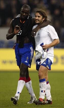 Lilian Thuram (li.) und Bixente Lizarazu (beide Frankreich) verlassen nach dem erfreulichen Endstand zufrieden den Platz Fußball Länderspiel Herren Freundschaftsspiel 2003, Nationalmannschaft, Nationalteam, Nationaltrikot, Länderspiel, Gruppe Gelsenkirchen Harmonie, Freude,