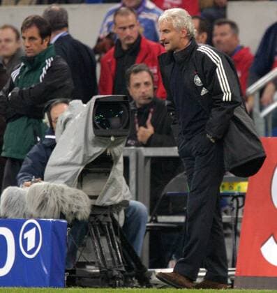 Teamchef Rudi Völler (Deutschland) unzufrieden vor einer Fernsehkamera Fußball Länderspiel Herren Freundschaftsspiel 2003, Nationalmannschaft, Nationalteam, Nationaltrikot, Länderspiel, Test, Vdig Gruppe Gelsenkirchen
