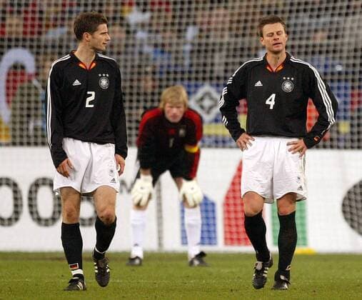Arne Friedrich (li.) und Christian Wörns umrahmen enttäuscht ihren Torwart Kahn - die Hintermannschaft hat nicht ihren besten Tag erwischt Fußball Länderspiel Herren Freundschaftsspiel 2003, Nationalmannschaft, Nationalteam, Nationaltrikot, Länderspiel, Test, Vdig Gruppe Gelsenkirchen Enttäuschung, Verzweiflung