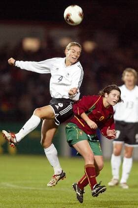 Nia Künzer (Deutschland, li.) setzt sich gegen Daniela Veloso (Portugal) durch Fußball Länderspiel Damen Europameisterschaftsqualifikation 2003, Qualifikation, Nationalmannschaft, Nationalteam, Länderspiel Gruppe Reutlingen Dynamik,