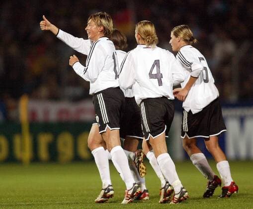 Torjubel Deutschland - v.li. Torschützin Sandra Minnert, Nia Künzer und Sonja Fuss freuen sich über das 2:0 Fußball Länderspiel Damen Europameisterschaftsqualifikation 2003, Qualifikation, Nationalmannschaft, Nationalteam, Länderspiel Gruppe Reutlingen Freude,