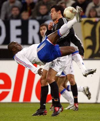 Claude Makelele (li., Frankreich) mit einem Fallrückzieher gegen Michael Ballack (Deutschland) Fußball Länderspiel Herren Freundschaftsspiel 2003, Nationalmannschaft, Nationalteam, Nationaltrikot, Länderspiel, Test, Vdig Gruppe Gelsenkirchen Dynamik, Kampf