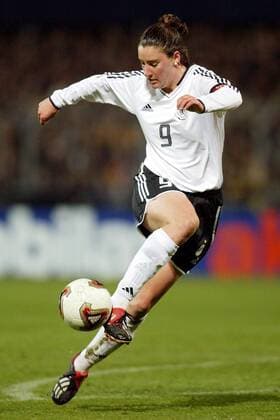 Birgit Prinz (Deutschland) nimmt den Ball mit dem Außenrist mit Fußball Länderspiel Damen Europameisterschaftsqualifikation 2003, Qualifikation, Nationalmannschaft, Nationalteam, Länderspiel Einzelbild Reutlingen Dynamik,