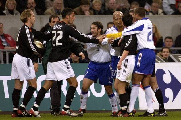 Rudelbildung! Bixente Lizarazu (Frankreich, Mitte) zeichnet sich als energischer Schlichter aus, während Kevin Kuranyi (Deutschland, 2. v. li.) scheinbar noch nicht genug hat Fußball Länderspiel Herren Freundschaftsspiel 2003, Nationalmannschaft, Nationalteam, Nationaltrikot, Länderspiel, Testspiel Gruppe Gelsenkirchen Spannung,
