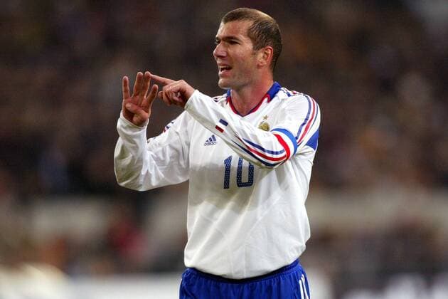 Zinedine Zidane (Frankreich) gibt Handzeichen Fußball Länderspiel Herren Freundschaftsspiel 2003, Nationalmannschaft, Nationalteam, Nationaltrikot, Länderspiel, Einzelbild Gelsenkirchen