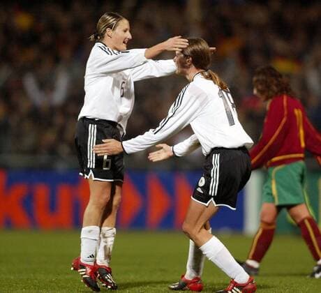 Sonja Fuss (li.) und Kerstin Garefrekes (beide Deutschland) freuen sich gemeinsam über das 3:0 Fußball Länderspiel Damen Europameisterschaftsqualifikation 2003, Qualifikation, Nationalmannschaft, Nationalteam, Länderspiel Gruppe Reutlingen Freude, Begeisterung,