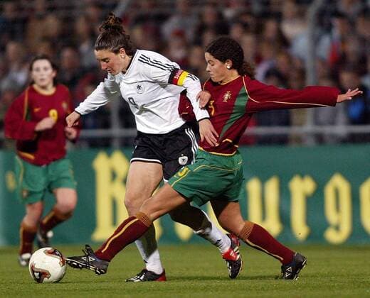 Birgit Prinz (Deutschland, li.) gegen Monica Ribeiro (Portugal) Fußball Länderspiel Damen Europameisterschaftsqualifikation 2003, Qualifikation, Nationalmannschaft, Nationalteam, Länderspiel Gruppe Reutlingen Dynamik, Kampf,