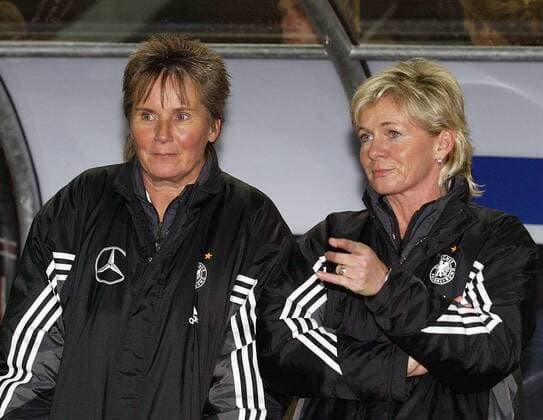 Bundestrainerin Tina Theune-Meyer (li.) und Co-Trainerin Silvia Neid (beide Deutschland) gelassen auf der Bank Fußball Länderspiel Damen Europameisterschaftsqualifikation 2003, Qualifikation, Nationalmannschaft, Nationalteam, Länderspiel Gruppe Reutlingen