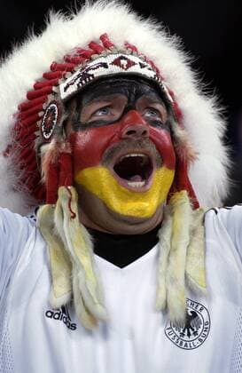 Deutscher Fan mit Federschmuck und Gesichtsbemalung schreit sich die Seele aus dem Leib Fußball Länderspiel Herren Freundschaftsspiel 2003, Nationalmannschaft, Nationalteam, Länderspiel, Testspiel Porträt Häuptling, Indianerhäuptling Gelsenkirchen