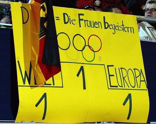 Deutsche Fans buchstabieren: DFB Die Frauen begeistern, sie sehen die Frauennationalmannschaft nicht nur als Nummer 1 der Welt, sondern auch als Nummer 1 von Europa und bei Olympia Fußball Länderspiel Damen Europameisterschaftsqualifikation 2003, Qualifikation, Nationalmannschaft, Nationalteam, Länderspiel Einzelbild Reutlingen