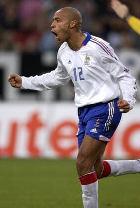 Thierry Henry (Frankreich) - Torjubel Fußball Länderspiel Herren Freundschaftsspiel 2003, Nationalmannschaft, Nationalteam, Nationaltrikot, Länderspiel, Testspiel Einzelbild Gelsenkirchen Freude, Begeisterung,