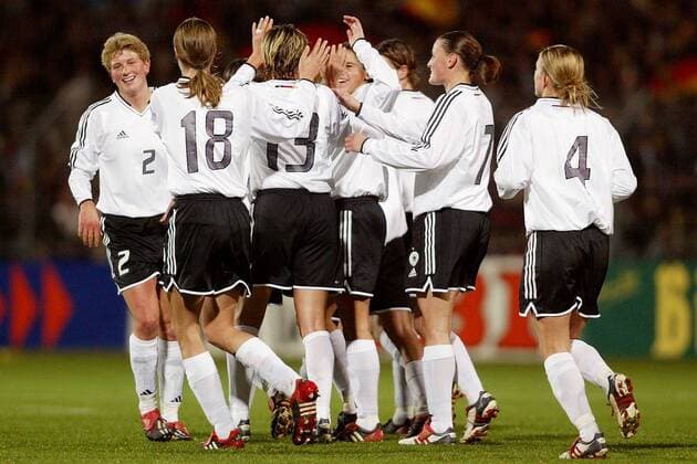 Torjubel Deutschland - v.li. Kerstin Stegemann, Garefrekes, Minnert, Hingst, Pia Wunderlich und Künzer freuen sich gemeinsam über das 2:0 Fußball Länderspiel Damen Europameisterschaftsqualifikation 2003, Qualifikation, Nationalmannschaft, Nationalteam, Länderspiel Gruppe Reutlingen Freude,