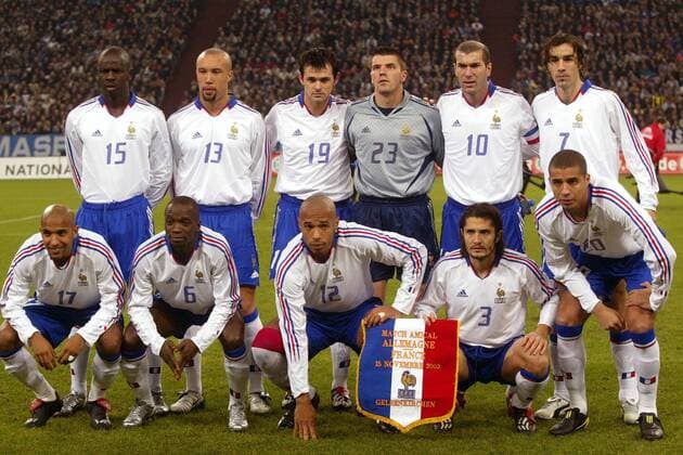 Mannschaftsbild Frankreich hinten v. li.: Lilian Thuram, Mikael Silvestre, Willy Sagnol, Torwart Gregory Coupet, Zinedine Zidane, Robert Pires, vorn: Olivier Dacourt, Claude Makelele, Thierry Henry, Bixente Lizarazu, David Trezeguet Fußball Länderspiel Herren Freundschaftsspiel 2003, Nationalmannschaft, Nationalteam, Nationaltrikot, Länderspiel, Totale Gelsenkirchen