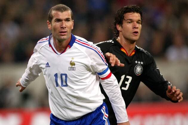 Zinedine Zidane (Frankreich, li.) gegen Michael Ballack (Deutschland) Fußball Länderspiel Herren Freundschaftsspiel 2003, Nationalmannschaft, Nationalteam, Nationaltrikot, Länderspiel, Gruppe Gelsenkirchen
