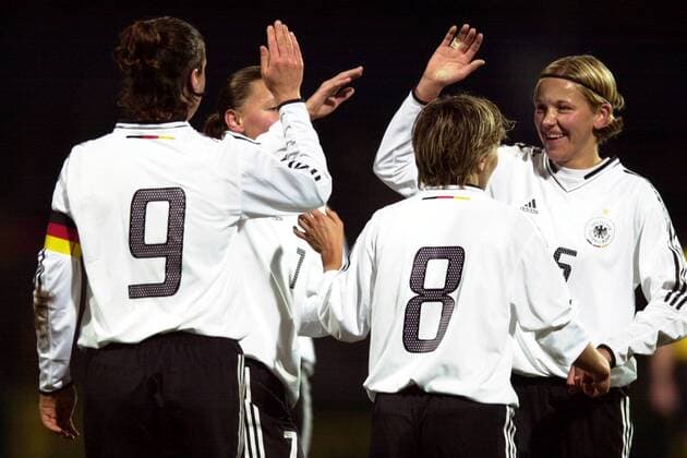 Torjubel Deutschland - v.re. Viola Odebrecht, Smisek, Wunderlich und Prinz Fußball Länderspiel Damen Europameisterschaftsqualifikation 2003, Qualifikation, Nationalmannschaft, Nationalteam, Länderspiel Gruppe Reutlingen Freude,
