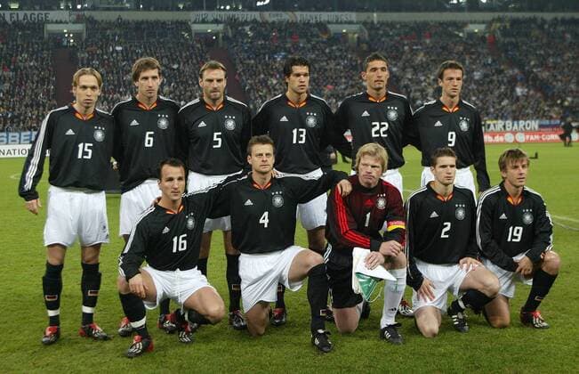 Mannschaftsbild Deutschland, hinten v. li.: Andreas Hinkel, Frank Baumann, Jens Nowotny, Michael Ballack, Kevin Kuranyi, Fredi Bobic, vorn: Jens Jeremies, Christian Wörns, Torwart Oliver Kahn, Arne Friedrich und Bernd Schneider Fußball Länderspiel Herren Freundschaftsspiel 2003, Nationalmannschaft, Nationalteam, Nationaltrikot, Länderspiel, Testspiel Totale Gelsenkirchen