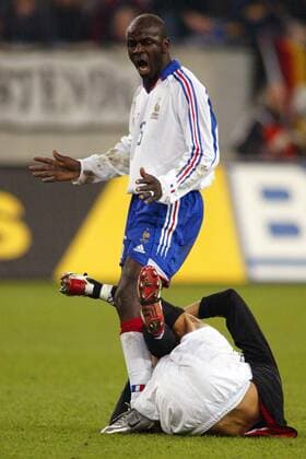 Lilian Thuram (Frankreich, oben) beschwert sich über den anrollenden Kevin Kuranyi (Deutschland) Fußball Länderspiel Herren Freundschaftsspiel 2003, Nationalmannschaft, Nationalteam, Nationaltrikot, Länderspiel, Testspiel Gruppe Gelsenkirchen