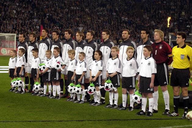 Mannschaftsbild Deutschland, v. li.: Jens Jeremies, Bernd Schneider, Kevin Kuranyi, Fredi Bobic, Frank Baumann, Andreas Hinkel, Christian Wörns, Arne Friedrich, Jens Nowotny, Michael Ballack und Torwart Oliver Kahn, Linienrichter Paolo Calcagno (Italien) Fußball Länderspiel Herren Freundschaftsspiel 2003, Nationalmannschaft, Nationalteam, Nationaltrikot, Länderspiel, Testspiel Totale lachen Gelsenkirchen