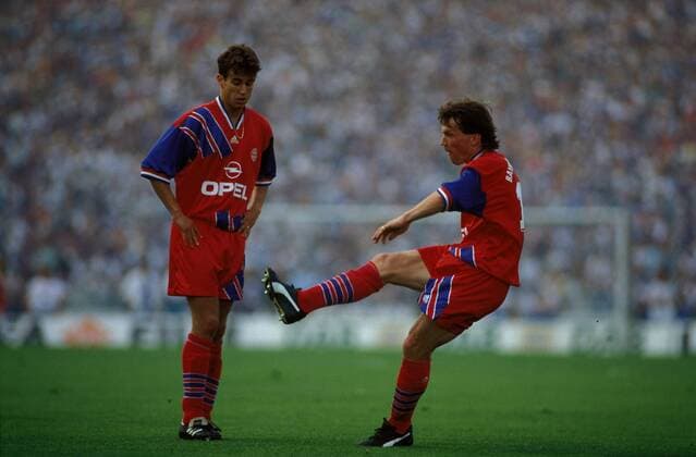 Lothar Matthäus (re.) zieht ab, beobachtet von Mehmet Scholl (beide Bayern) Fußball 1. BL Herren DEUTSCHSPRACHIGE SPORTZEITSCHRIFTEN UND -ZEITUNGEN NUR NACH RÜCKSPRACHE, Saison 1993 1994 Gruppe München Dynamik,
