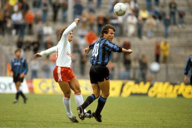 Lothar Matthäus (re., Inter) gegen Armin Eck (Bayern) Fußball Herren DEUTSCHSPRACHIGE SPORTZEITSCHRIFTEN UND -ZEITUNGEN NUR NACH RÜCKSPRACHE, UEFA-Cup 1988 1989, Pokal Gruppe München Dynamik,