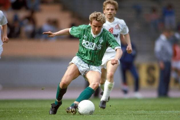 Norbert Meier (li., Bremen) vor Häßler (Köln) Fußball 1. BL Herren DEUTSCHSPRACHIGE SPORTZEITSCHRIFTEN UND -ZEITUNGEN NUR NACH RÜCKSPRACHE, Saison 1988 1989 Gruppe Bremen Dynamik,