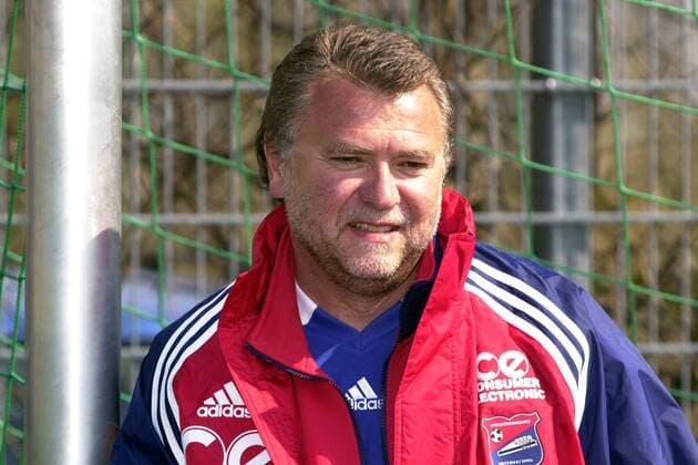 Interimstrainer Anton Schrobenhauser (Haching) nachdenklich Fußball 2. BL Herren Saison 2001 2002, SpVgg Unterhaching, Training, Porträt Unterhaching Nachdenklichkeit,