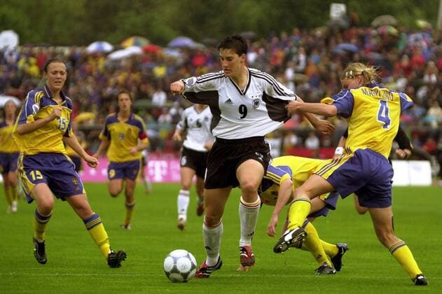 Birgit Prinz (li., Deutschland) wird von Hanna Marklund (re., Schweden) festgehalten Fußball EM Damen Europameisterschaft 2001, Länderspiel, Frauen, Frauenfußball, Nationalmannschaft, Nationalteam, Gruppe Ulm Dynamik, Kampf,