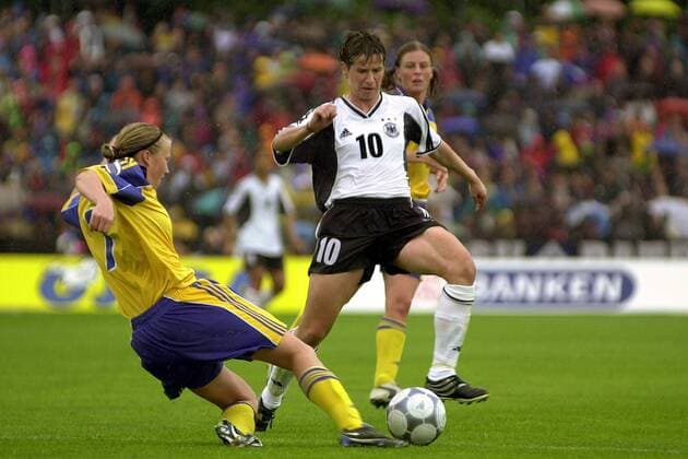 Bettina Wiegmann (re., Deutschland) gegen Sara Larsson (Schweden) Fußball EM Damen Europameisterschaft 2001, Länderspiel, Frauen, Frauenfußball, Nationalmannschaft, Nationalteam, Gruppe Ulm Dynamik,
