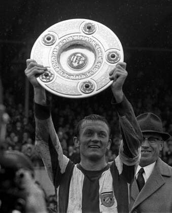 Werner Olk (Bayern) mit der Meisterschale Fußball 1. BL Herren Saison 1968 1969, FC Bayern München Einzelbild München Freude,