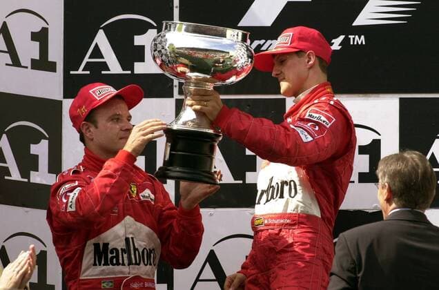 Rubens Barrichello (li., Brasilien), nach Teamorder nur Zweitplazierter hinter Michael Schumacher (Deutschland beide Ferrari) bekommt dennoch den Siegerpokal Motorsport Grand Prix Herren Großer Preis von Österreich 2002, Formel 1 Weltmeisterschaft, F1, F, GP, WM, Vdig Gruppe A1-Ring Zeltweg-Spielberg