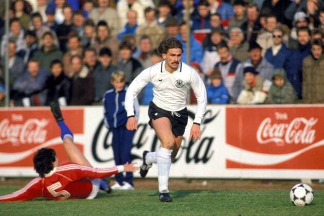 Stefan Kuntz (BR Deutschland U21) setzt sich gegen seinen tschechischen Gegenspieler durch Fußball Länderspiel Herren DEUTSCHSPRACHIGE SPORTZEITSCHRIFTEN UND -ZEITUNGEN NUR NACH RÜCKSPRACHE, U21 Länderspiel 1985, U 21 Gruppe Regensburg Dynamik,