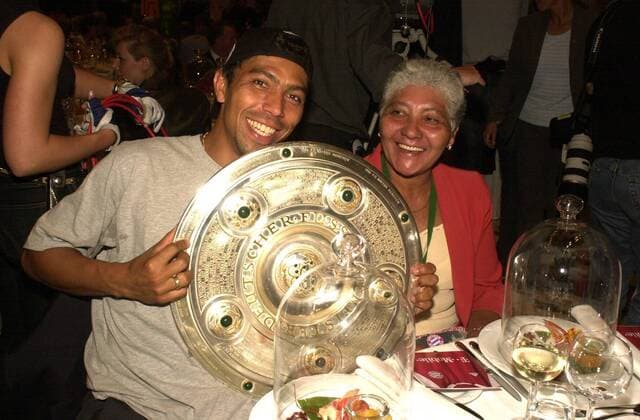 Fußball, FC Bayern München, Deutscher Meister 2003 Giovane Elber (Bayern) freut sich auf dem Bankett zusammen mit seiner Mutter über die erreichte Deutsche Meisterschaft Fußball 1. BL Herren DFB Pokalfinale 2002 2003, Pokal, Pokalendspiel, Finale, Endspiel, Empfang, FC Bayern München Gruppe Berlin Freude, Begeisterung,