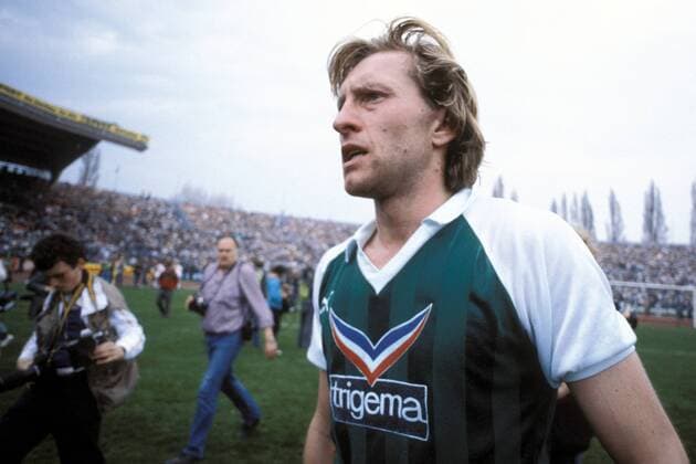 Michael Kutzop (Bremen) - Abgang Fußball 1. BL Herren DEUTSCHSPRACHIGE SPORTZEITSCHRIFTEN UND -ZEITUNGEN NUR NACH RÜCKSPRACHE, Saison 1985 1986 Einzelbild Stuttgart Enttäuschung,