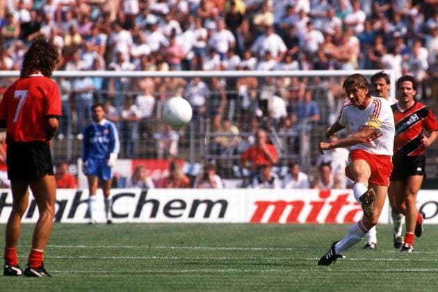 Klaus Augenthaler (re., Bayern) hält gegen die Eintracht aus Frankfurt einfach mal aus 50 Metern drauf und erzielt damit das Tor des Monats, des Jahres und des Jahrzehnts Fußball 1. BL Herren DFB-Pokal 1989 1990, Eintracht Frankfurt - FC Bayern München 0:1, Pokalspiel, Gruppe Frankfurt M. Dynamik,