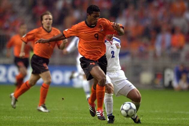 Patrick Kluivert (Niederlande) am Ball Fußball EM Herren Europameisterschaft 2000, Vorrunde, Gruppenspiel, Gruppe D, Länderspiel Gruppe Amsterdam Dynamik,