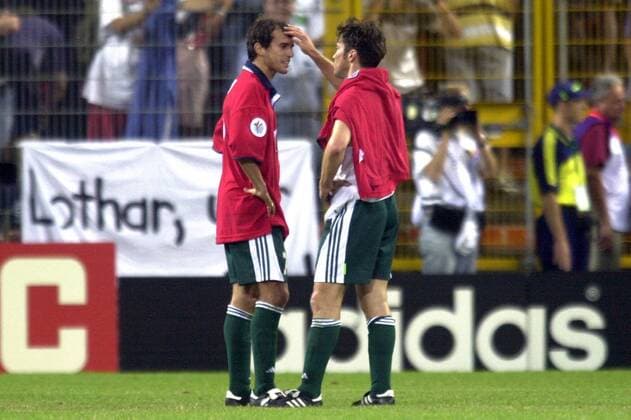 Lothar Matthäus (re.) tröstet wie ein großer Bruder den niedergeschlagenen Mehmet Scholl (beide Deutschland) Fußball EM Herren Europameisterschaft 2000, Gruppenspiel, Gruppe A, Nationalmannschaft, Nationalteam, Nationaltrikot Gruppe Charleroi Enttäuschung,