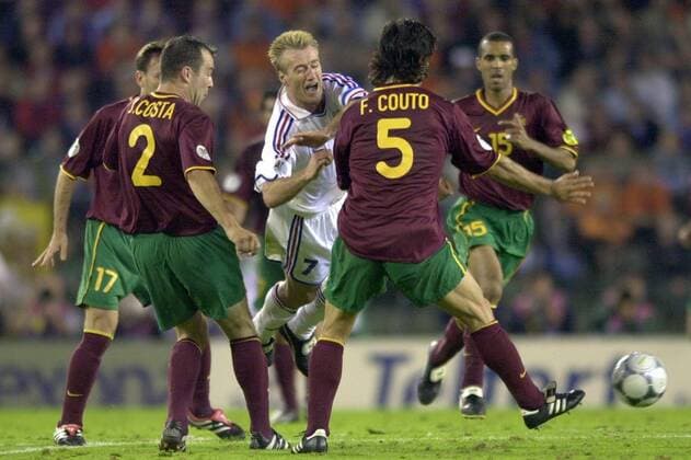 Didier Deschamps (Frankreich, Mitte) gegen Jorge Costa (li.) und Fernando Couto (beide Portugal) Fußball EM Herren Europameisterschaft 2000, Halbfinale, Länderspiel, Portugal - Frankreich 1:2 n.V. Gruppe Brüssel Dynamik, Kampf,