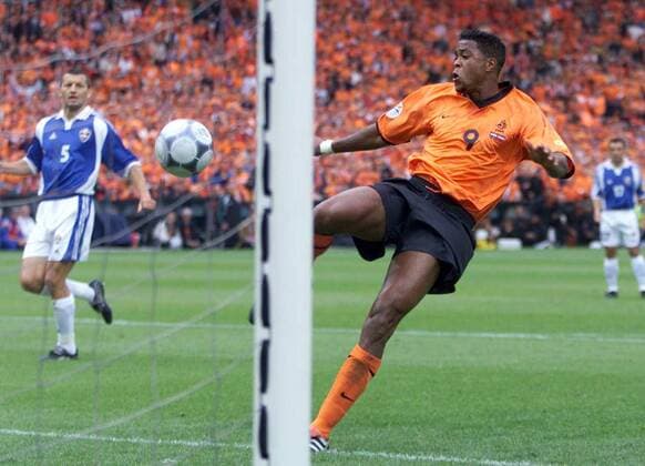 Patrick Kluivert (Niederlande, re.) - Schuss Fußball EM Herren Europameisterschaft 2000, Nationalmannschaft, Nationalteam, Nationaltrikot, Viertelfinale, Vdig Einzelbild Rotterdam Dynamik,