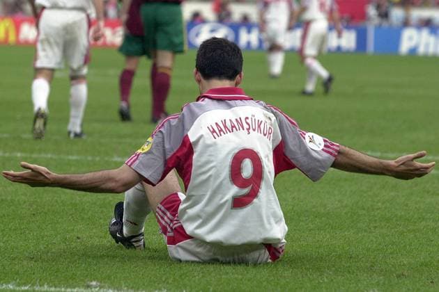 Hakan Sükür (Türkei) enttäuscht am Boden Fußball EM Herren Europameisterschaft 2000, Viertelfinale, Länderspiel, Einzelbild Amsterdam Enttäuschung