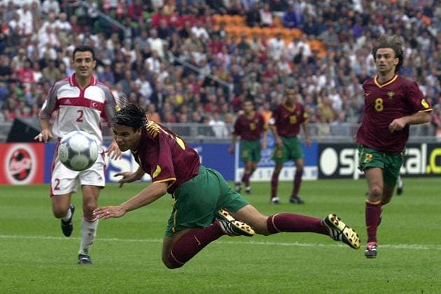 Nuno Gomes (Portugal) erzielt per Flugkopfball den Führungstreffer Fußball EM Herren Europameisterschaft 2000, Viertelfinale, Länderspiel, Türkei - Portugal 0:2 Gruppe Amsterdam Dynamik,