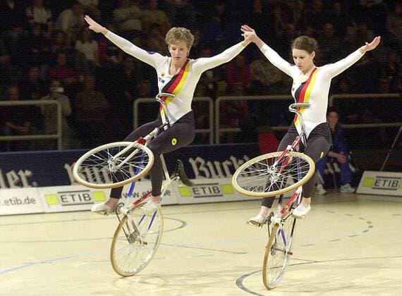 Carolin Ingelfinger (li.) und Katja Knaack (beide Deutschland) - Stehfigur Radsport WM Damen Hallenradsport-Weltmeisterschaft 2003, Hallenradsportweltmeisterschaft, Rad, Kunstradsport, Vdig Gruppe Schiltigheim