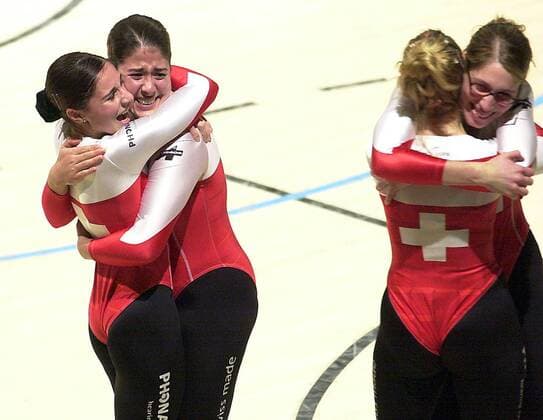 Die Damen aus der Schweiz werden Weltmeister beim Vierer - Siegesjubel Radsport WM Damen Hallenradsport-Weltmeisterschaft 2003, Hallenradsportweltmeisterschaft, Rad, Kunstradsport, Vdig Gruppe Schiltigheim Begeisterung, Freude,