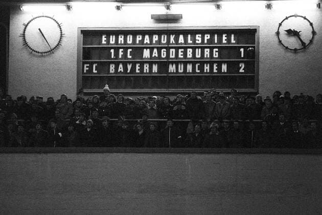 Fußball, Stadiongeschichte 1. FC Magdeburg Die Anzeigetafel im Ernst-Grube Stadion zeigt den Spielstand zwischen Magdeburg und den Bayern an Fußball EC 1 Herren Europapokal der Landesmeister 1974 1975, Europacup, 1. FC Magdeburg - FC Bayern München 1:2 Totale Geschichte, Historie, Fußballgeschichte Magdeburg, Fußballhistorie
