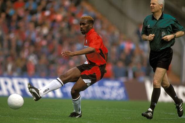 Augustine Okocha (Frankfurt) am Ball, daneben Schiedsrichter Eugen Strigel Fußball 1. BL Herren DEUTSCHSPRACHIGE SPORTZEITSCHRIFTEN UND -ZEITUNGEN NUR NACH RÜCKSPRACHE, Saison 1994 1995 Gruppe Frankfurt M. Dynamik,
