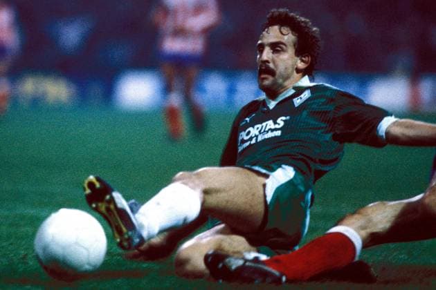 Frank Ordenewitz (Bremen) am Ball Fußball EC 3 Herren DEUTSCHSPRACHIGE SPORTZEITSCHRIFTEN UND -ZEITUNGEN NUR NACH RÜCKSPRACHE, UEFA-Pokal 1986 1987 Einzelbild Bremen Dynamik,