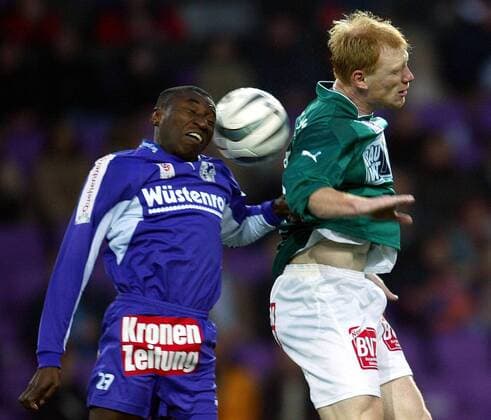 Julio Cesar Suazo (li., Salzburg) gegen Zoltan Fülöp (Mattersburg) Fußball Herren tmobileBundesliga 2003 2004, 1. Österreichische Liga, SV Wüstenrot Salzburg - SV Mattersburg 4:0 Gruppe Salzburg Dynamik,